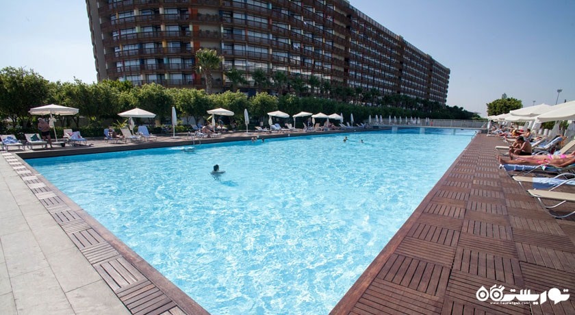 نمای استخر و کلی هتل کروان سرای لارا